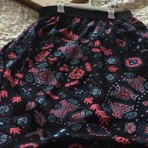 Skirt full. Lined. Elastic waist